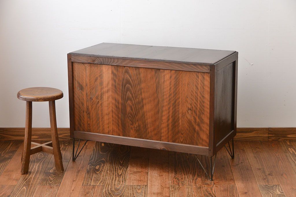 レトロ家具　昭和レトロ　モールガラス入り鉄脚付きローボード