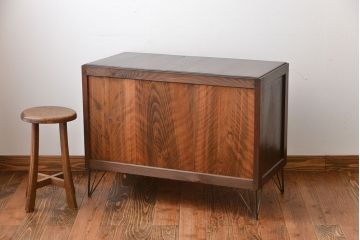 レトロ家具　昭和レトロ　モールガラス入り鉄脚付きローボード