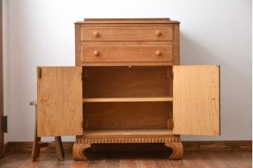 アンティーク家具　イギリスアンティーク　脚のデザインがおしゃれなオーク材のキャビネット