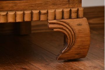 アンティーク家具　イギリスアンティーク　脚のデザインがおしゃれなオーク材のキャビネット