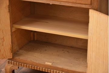 アンティーク家具　イギリスアンティーク　脚のデザインがおしゃれなオーク材のキャビネット