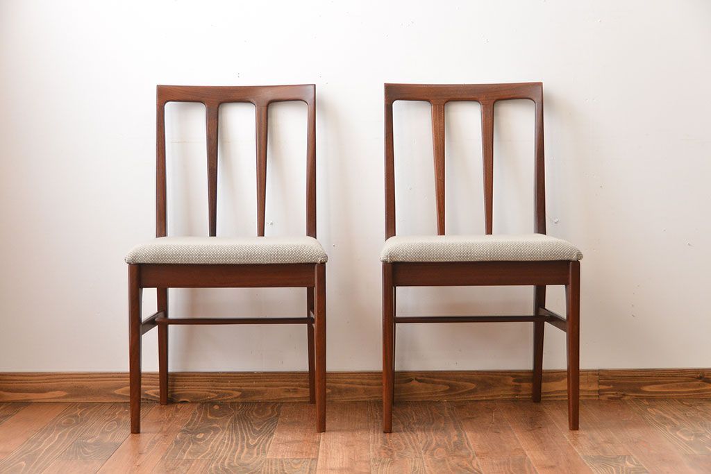 ヴィンテージ家具　北欧ビンテージ　ウォールナット材のシンプルでおしゃれなダイニングチェア2脚セット