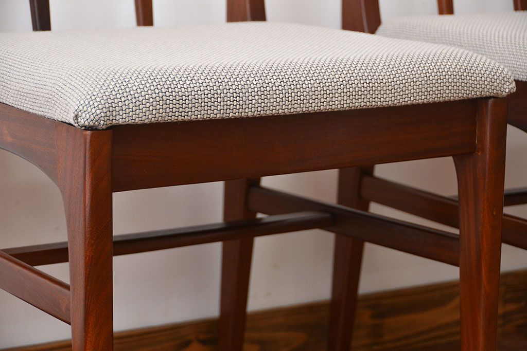 ヴィンテージ家具　北欧ビンテージ　ウォールナット材のシンプルでおしゃれなダイニングチェア2脚セット