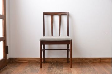 ヴィンテージ家具　北欧ビンテージ　ウォールナット材のシンプルでおしゃれなダイニングチェア(1)