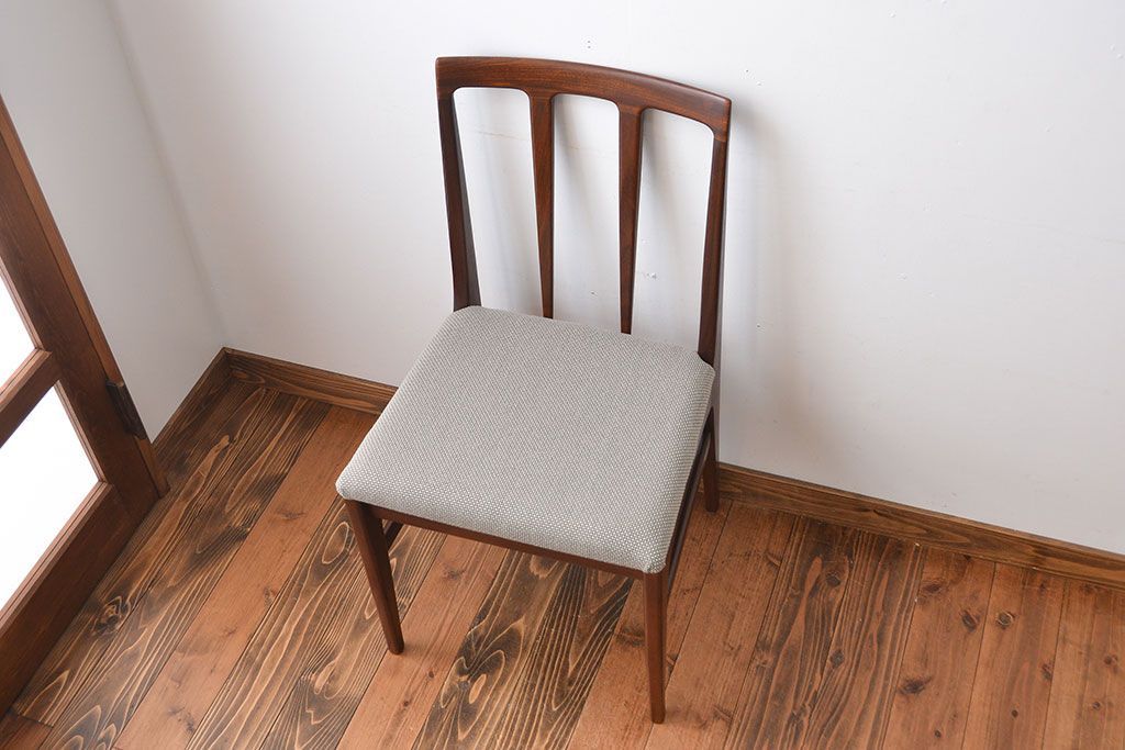 ヴィンテージ家具　北欧ビンテージ　ウォールナット材のシンプルでおしゃれなダイニングチェア(1)