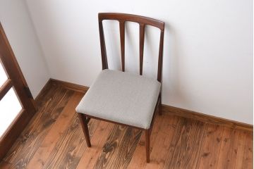 ヴィンテージ家具　北欧ビンテージ　ウォールナット材のシンプルでおしゃれなダイニングチェア(1)