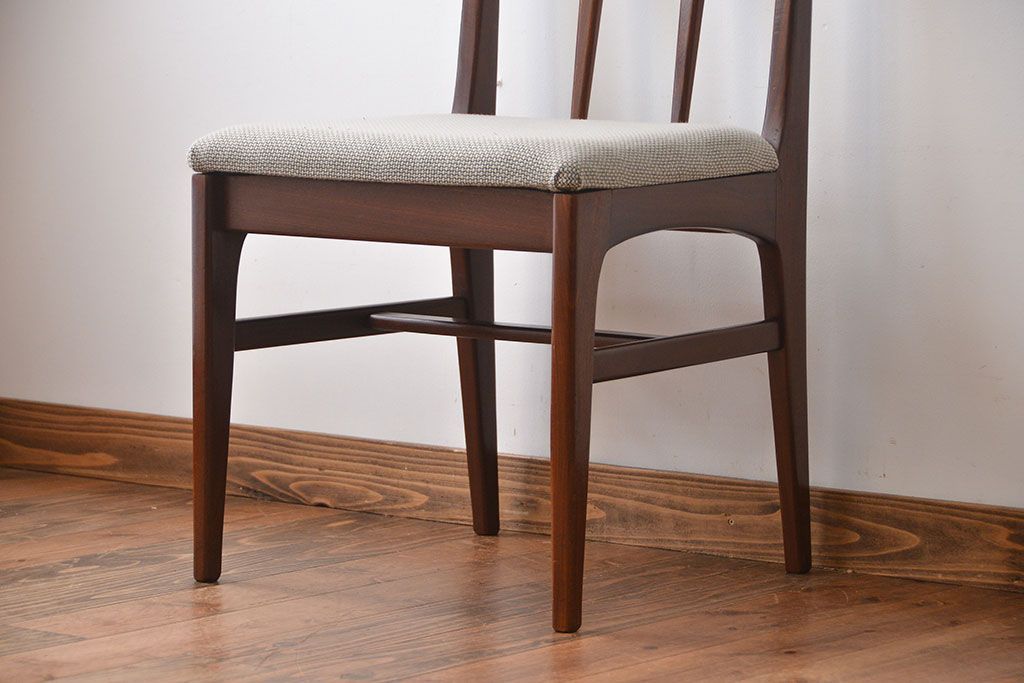 ヴィンテージ家具　北欧ビンテージ　ウォールナット材のシンプルでおしゃれなダイニングチェア(1)