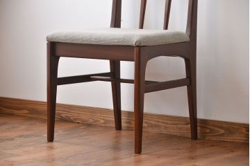 ヴィンテージ家具　北欧ビンテージ　ウォールナット材のシンプルでおしゃれなダイニングチェア(1)