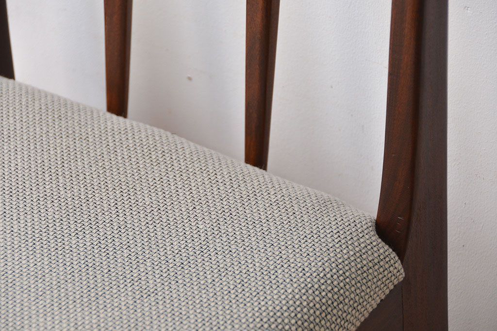 ヴィンテージ家具　北欧ビンテージ　ウォールナット材のシンプルでおしゃれなダイニングチェア(1)