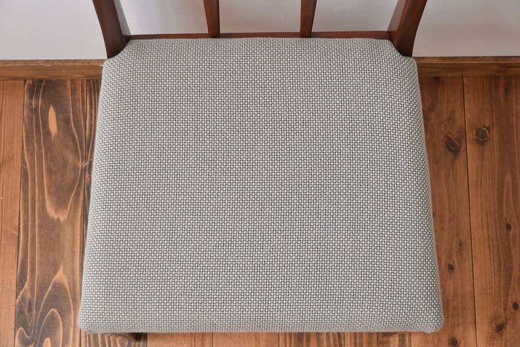 ヴィンテージ家具　北欧ビンテージ　ウォールナット材のシンプルでおしゃれなダイニングチェア(1)