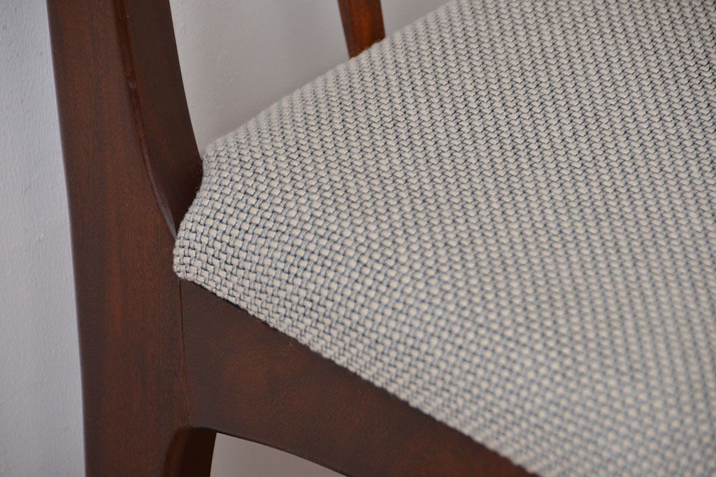 ヴィンテージ家具　北欧ビンテージ　ウォールナット材のシンプルでおしゃれなダイニングチェア(1)