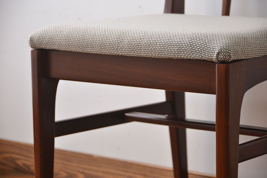 ヴィンテージ家具　北欧ビンテージ　ウォールナット材のシンプルでおしゃれなダイニングチェア(1)