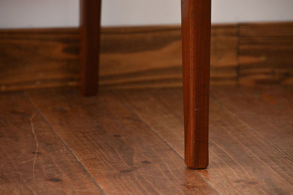 ヴィンテージ家具　北欧ビンテージ　ウォールナット材のシンプルでおしゃれなダイニングチェア(1)