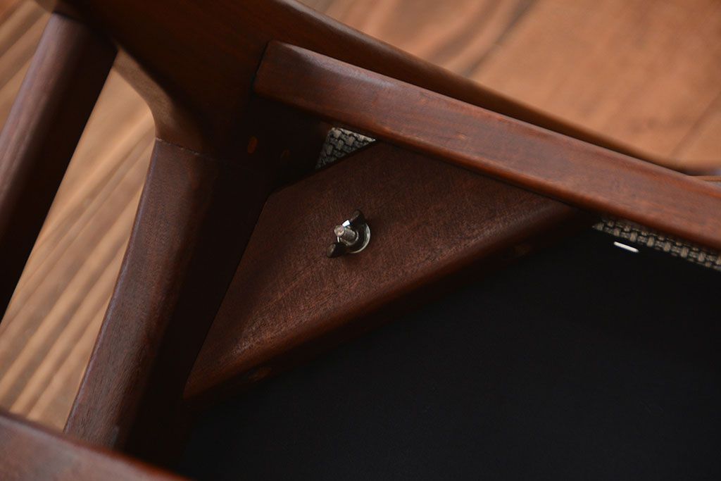 ヴィンテージ家具　北欧ビンテージ　ウォールナット材のシンプルでおしゃれなダイニングチェア(1)