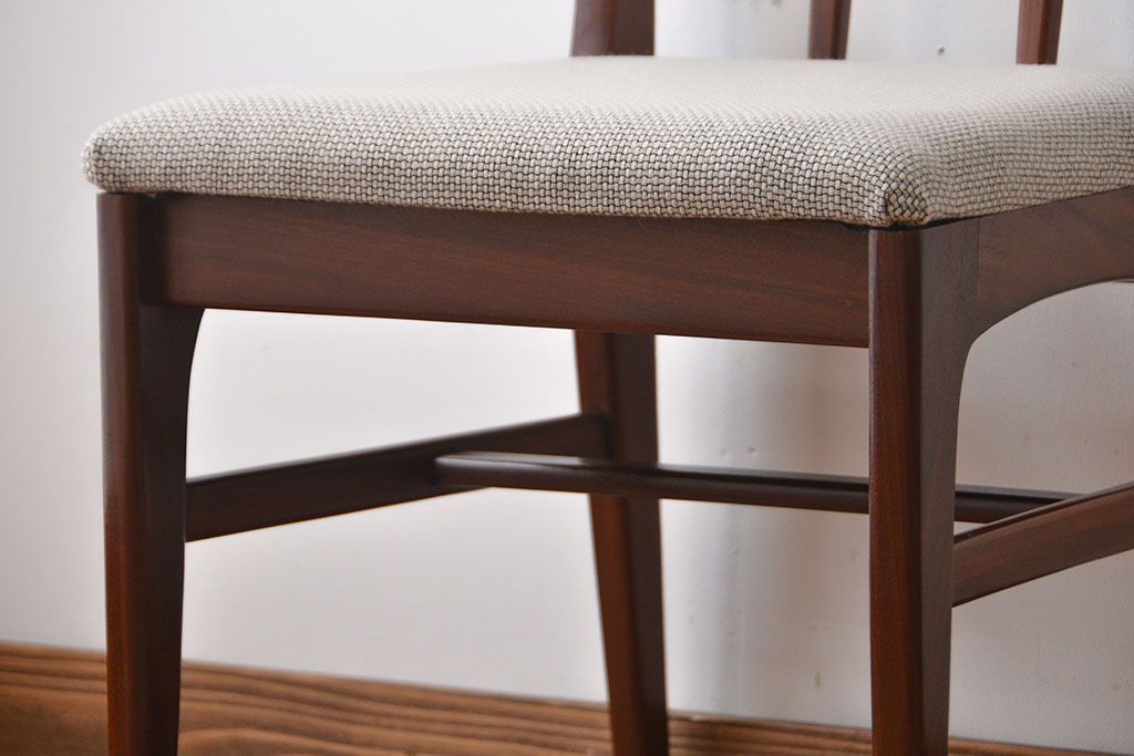 ヴィンテージ家具　北欧ビンテージ　ウォールナット材のシンプルでおしゃれなダイニングチェア(2)