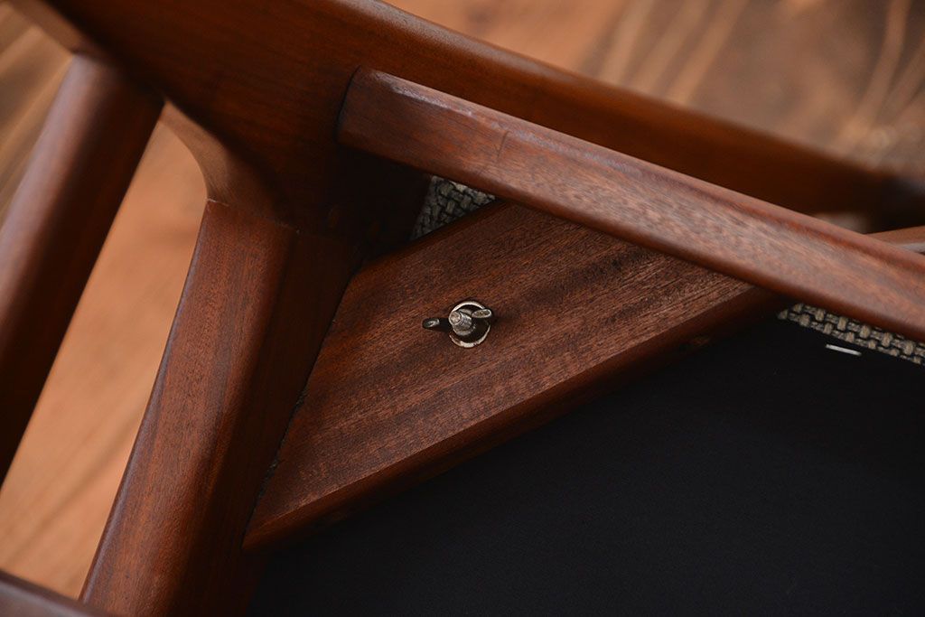 ヴィンテージ家具　北欧ビンテージ　ウォールナット材のシンプルでおしゃれなダイニングチェア(2)