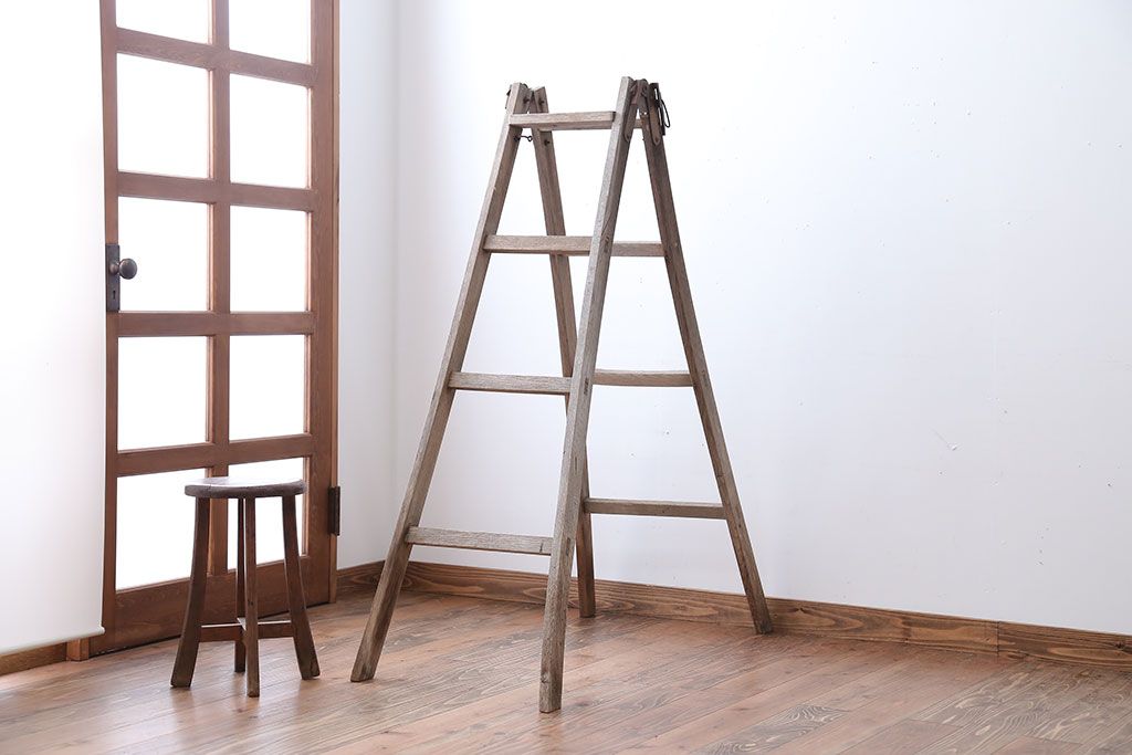 アンティーク雑貨　ジャンク品　アンティーク　古い木製のシャビーな梯子(脚立・ステップ・ラダー)