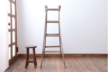 アンティーク雑貨　ジャンク品　アンティーク　古い木製のシャビーな梯子(脚立・ステップ・ラダー)