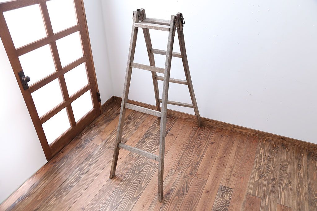 アンティーク雑貨　ジャンク品　アンティーク　古い木製のシャビーな梯子(脚立・ステップ・ラダー)