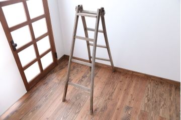 アンティーク雑貨　ジャンク品　アンティーク　古い木製のシャビーな梯子(脚立・ステップ・ラダー)