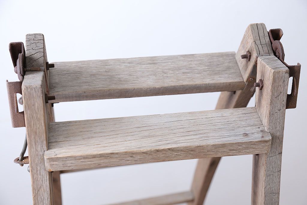 アンティーク雑貨　ジャンク品　アンティーク　古い木製のシャビーな梯子(脚立・ステップ・ラダー)