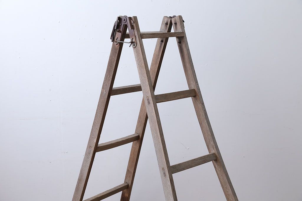 アンティーク雑貨　ジャンク品　アンティーク　古い木製のシャビーな梯子(脚立・ステップ・ラダー)