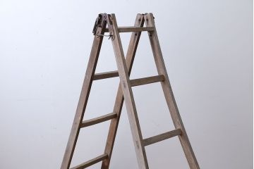 アンティーク雑貨　ジャンク品　アンティーク　古い木製のシャビーな梯子(脚立・ステップ・ラダー)