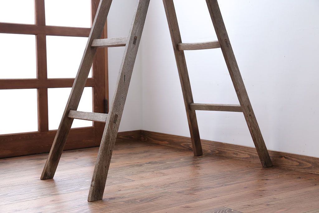 アンティーク雑貨　ジャンク品　アンティーク　古い木製のシャビーな梯子(脚立・ステップ・ラダー)