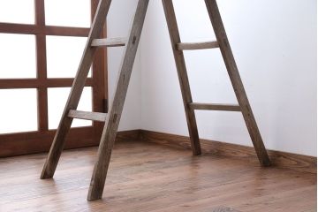 アンティーク雑貨　ジャンク品　アンティーク　古い木製のシャビーな梯子(脚立・ステップ・ラダー)