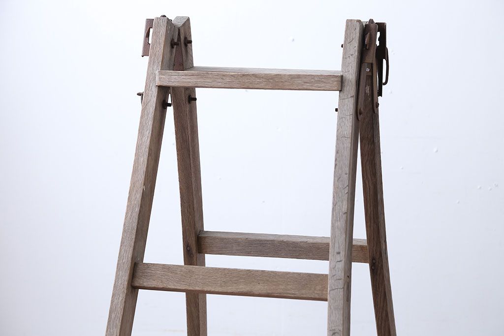アンティーク雑貨　ジャンク品　アンティーク　古い木製のシャビーな梯子(脚立・ステップ・ラダー)