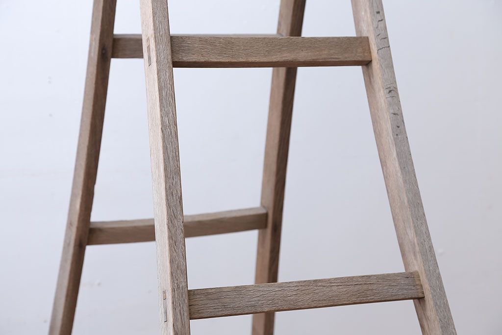 アンティーク雑貨　ジャンク品　アンティーク　古い木製のシャビーな梯子(脚立・ステップ・ラダー)