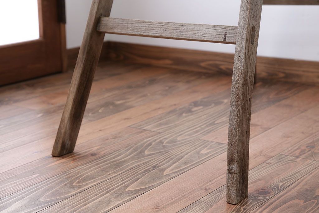 アンティーク雑貨　ジャンク品　アンティーク　古い木製のシャビーな梯子(脚立・ステップ・ラダー)