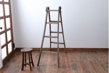 アンティーク雑貨　ジャンク品　アンティーク　古い木製のシャビーな梯子(脚立・ステップ・ラダー)