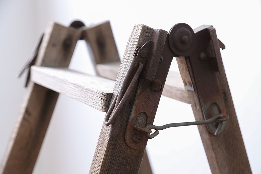 アンティーク雑貨　ジャンク品　アンティーク　古い木製のシャビーな梯子(脚立・ステップ・ラダー)