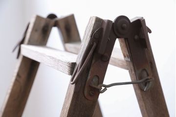 アンティーク雑貨　ジャンク品　アンティーク　古い木製のシャビーな梯子(脚立・ステップ・ラダー)