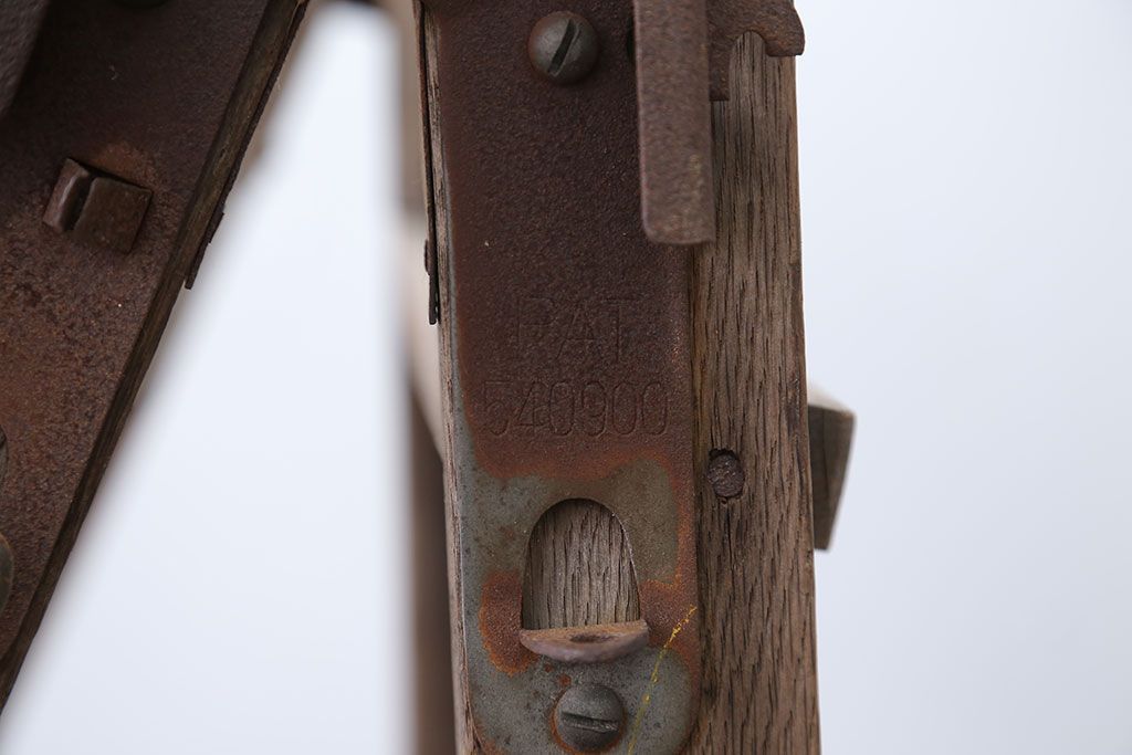 アンティーク雑貨　ジャンク品　アンティーク　古い木製のシャビーな梯子(脚立・ステップ・ラダー)