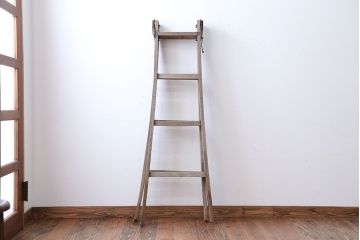 アンティーク雑貨　ジャンク品　アンティーク　古い木製のシャビーな梯子(脚立・ステップ・ラダー)
