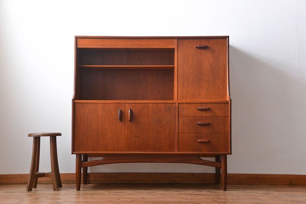 ヴィンテージ家具　北欧ビンテージ　G-PLAN　チーク材の収納棚