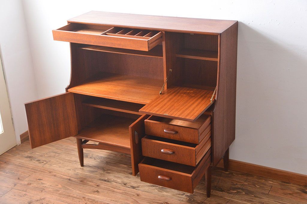 ヴィンテージ家具　北欧ビンテージ　G-PLAN　チーク材の収納棚