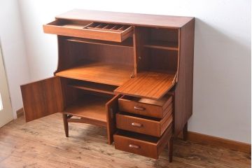 ヴィンテージ家具　北欧ビンテージ　G-PLAN　チーク材の収納棚