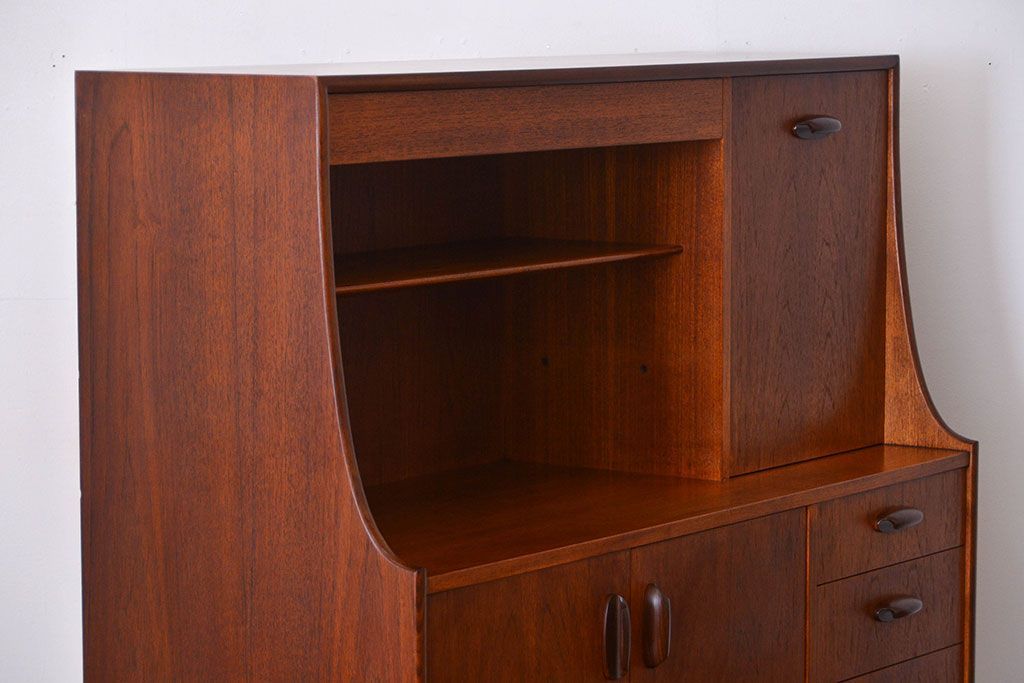 ヴィンテージ家具　北欧ビンテージ　G-PLAN　チーク材の収納棚