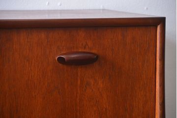 ヴィンテージ家具　北欧ビンテージ　G-PLAN　チーク材の収納棚