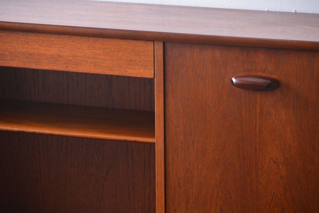 ヴィンテージ家具　北欧ビンテージ　G-PLAN　チーク材の収納棚