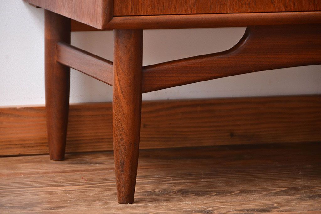 ヴィンテージ家具　北欧ビンテージ　G-PLAN　チーク材の収納棚