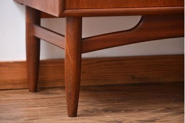 ヴィンテージ家具　北欧ビンテージ　G-PLAN　チーク材の収納棚