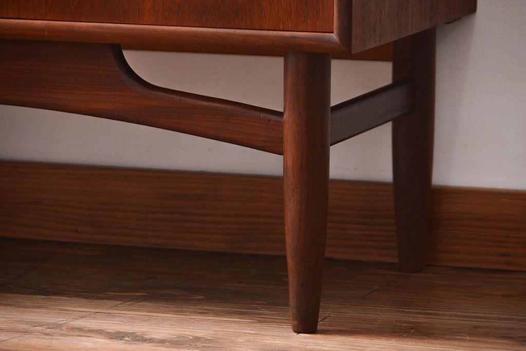 ヴィンテージ家具　北欧ビンテージ　G-PLAN　チーク材の収納棚