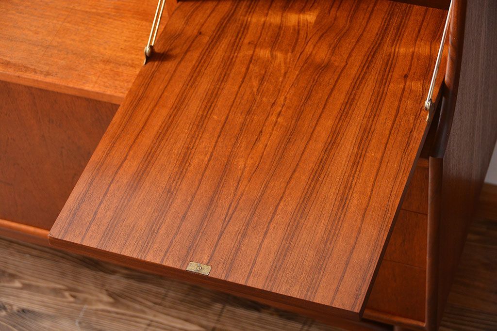 ヴィンテージ家具　北欧ビンテージ　G-PLAN　チーク材の収納棚