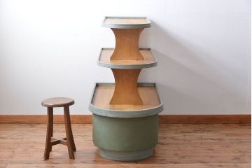 レトロ家具　アンティーク　昭和レトロな雑貨店の古い商品陳列棚(飾り棚)