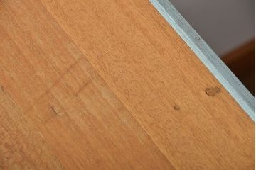 レトロ家具　アンティーク　昭和レトロな雑貨店の古い商品陳列棚(飾り棚)