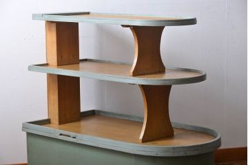 レトロ家具　アンティーク　昭和レトロな雑貨店の古い商品陳列棚(飾り棚)